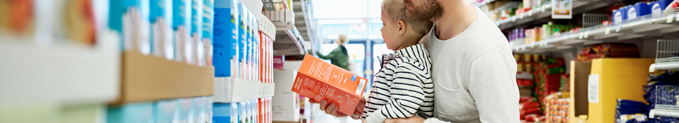 Family at store shelf