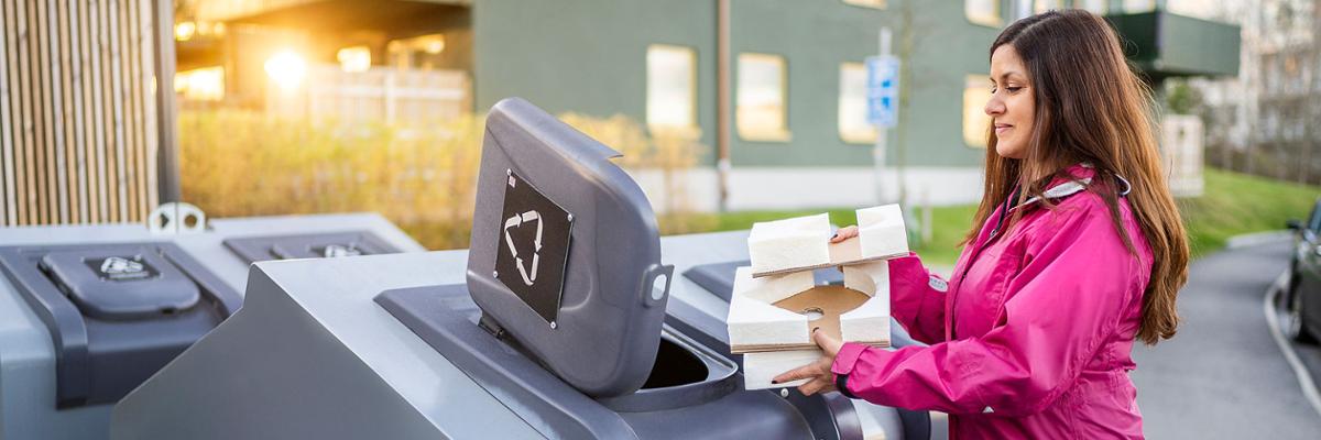 Osoba poddająca recyklingowi produkt z pianki Papira.